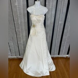 Size 2 white bridal wedding gown long train brand new never left the shop